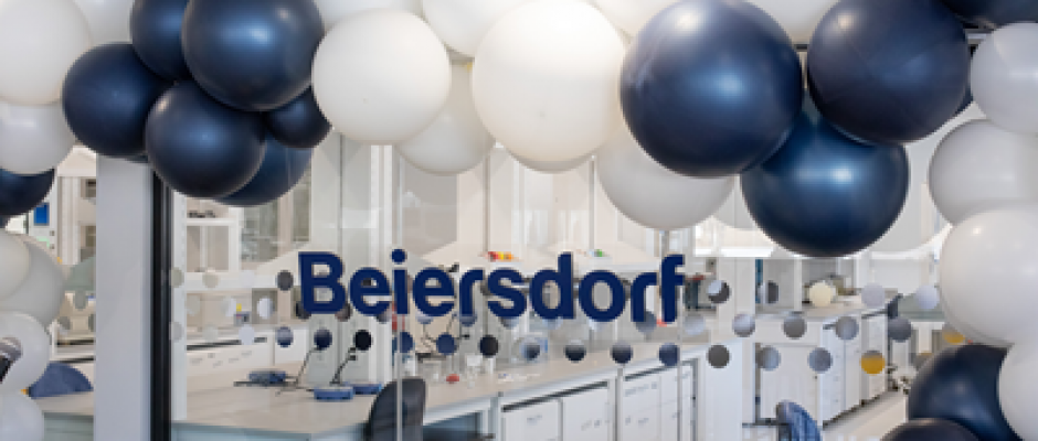 Beiersdorf konnte auch im dritten Quartal 2022 die erfolgreiche Geschäftsentwicklung fortsetzen und erhöht die Umsatzprognose für das Gesamtjahr.