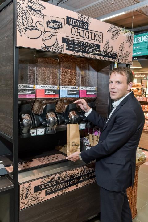 Merkur Regionalmanager Eric Scharnitz testet den losen Kaffee im Merkur Markt in Phil Place