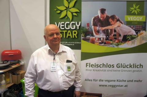 Vetriebsleiter Franz Rezner, VeggieMeat, ist mit einer breiten Produktpalette zur Messe gekommen. 