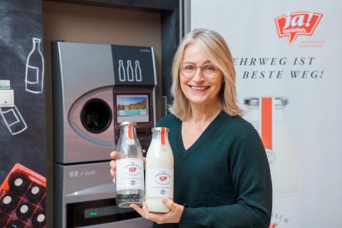 Ja! Natürlich Geschäftsführerin Martina Hörmer mit der Milch Mehrweg Glasflasche