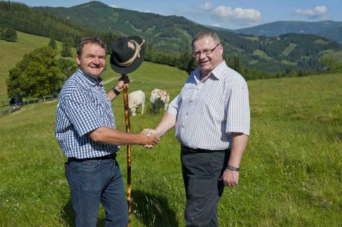v.l.n.r.: Johann Hörzer (Obmann Verein der Murbodnerzüchter) und Siegfried Weinkogl (Leiter Tann Graz) leben auch in schwierigen Zeiten eine faire Partnerschaft.