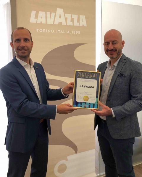Gregor Peham, Country Manager von Lavazza Österreich, mit Superbrands-Regional Director András Wiszkidenszky