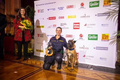 Dr. Gabriela Straka mit dem ausgezeichneten Polizeihund und der Hundeführerin.