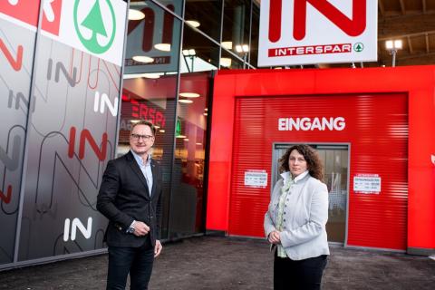 Regionaldirektor Stefan Pockenauer und Geschäftsleiterin Bianka Gaggl freuen sich auf die bevorstehende Eröffnung des neuen Interspar-Hypermarkts.