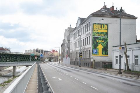 Neue Schilder führen zu den Billa Plus Märkten
