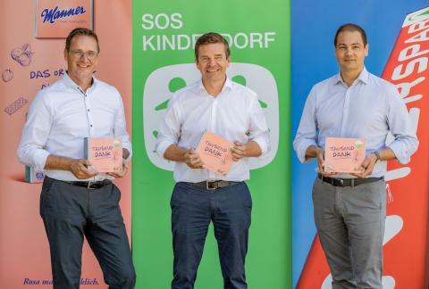 vlnr: Manner CEO Andreas Kutil, Christian Moser SOS-Kinderdorf und Johannes Holzleitner, Geschäftsführer von Interspar Österreich