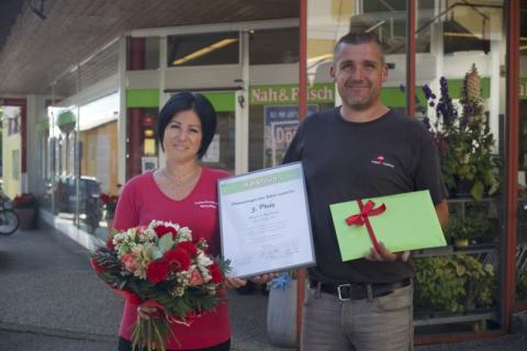 Erreichte Platz Drei im Nah&Frisch-Wettbewerb "Kaufleute des Jahres 2021Manuela Mayer-Reuthner mit ihrem Mann Karl