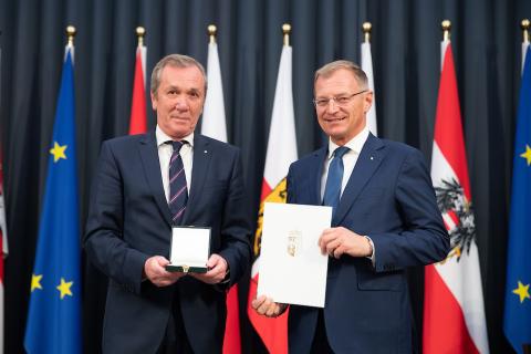 Mag. Rudolf Staudinger wurde mit dem Silbernen Ehrenzeichen des Landes Oberösterreichs von Landeshauptmann Mag. Thomas Stelzer ausgezeichnet.  