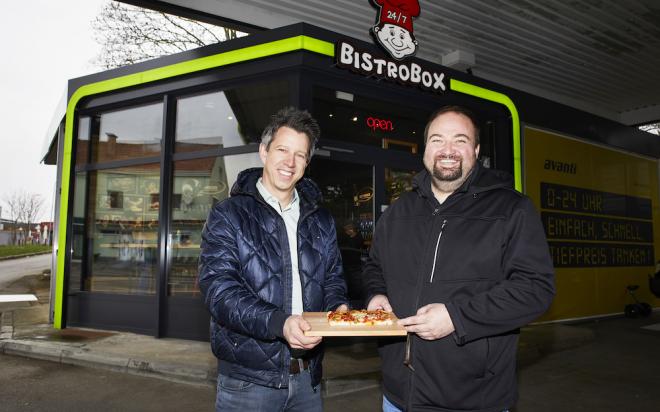 Freuen sich über die Eröffnung der neuen BistroBox in Schwechat: BistroBox-Geschäftsführer Jürgen Traxler und Franchisepartner Patrick Wurzinger (v.l.).