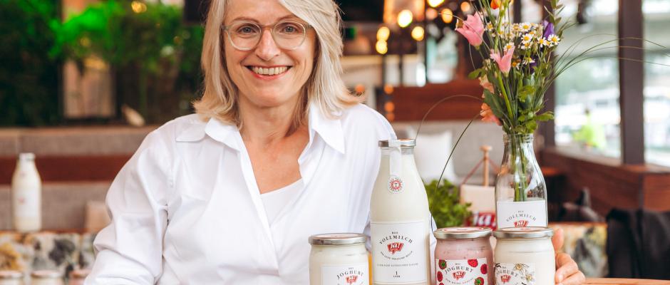 Rewe Milchflaschen mit Eigenmarken-Chefin Martina Hörmer