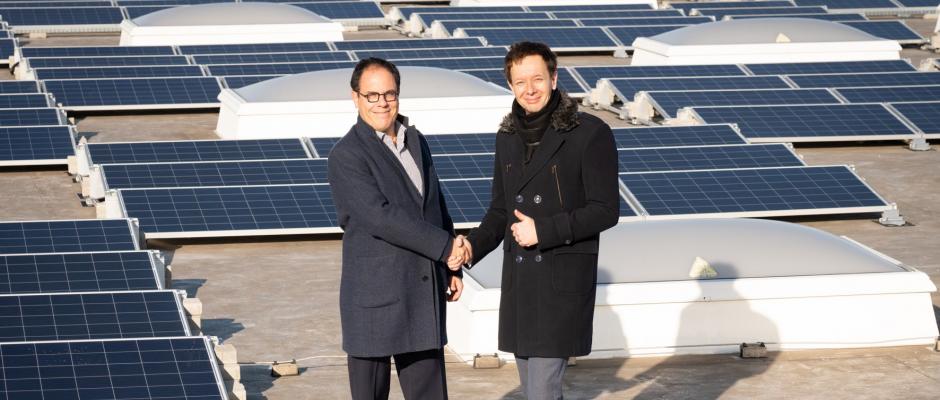 Xavier Plotitza, CEO von Metro Österreich (li.) mit Karl Gruber, Geschäftsführer von Wien Energie auf dem Dach des Metro Großmarktes Simmering.