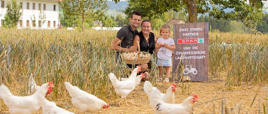 Spar zahlt Eier-Bauern eine Prämie: im Bild Familie Familie Röbl aus Oberösterreich