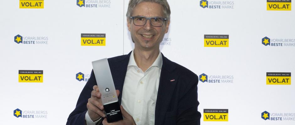 Sutterlüty-Geschäftsführer Alexander Kappaurer präsentiert stolz den Award für Vorarlbergs beste Marke 2020