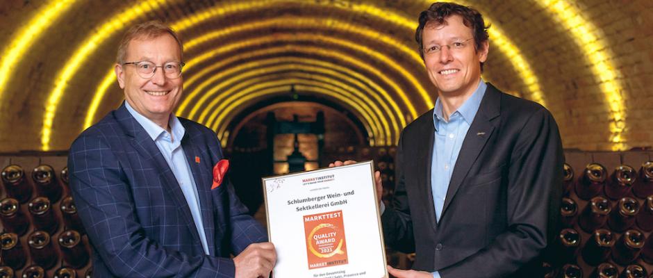 Schlumberger Geschäftsführer Benedikt Zacherl (re.) erhält die Auszeichnung des Market Quality Award 2021 vom Leiter des Meinungsforschungsinstituts Prof. Werner Beutelmeyer
