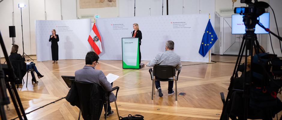 Ministerin Leonore Gewessler bei der Präsentation des neuen Abfallwirtschaftsgesetzes