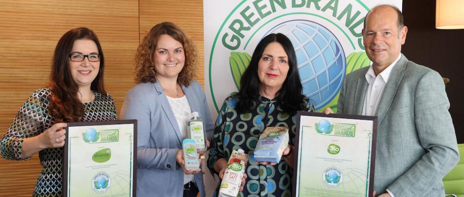 Auszeichnung Green Brands Austria 2021: vl. Petra Gruber (Leitung Marketing und Einkauf), Christine Hahn (dm Sortimentsmanagerin), Brigitte Mayr (dm Sortimentsmanagerin), Norbert Lux (Geschäftsführer Green Brands)