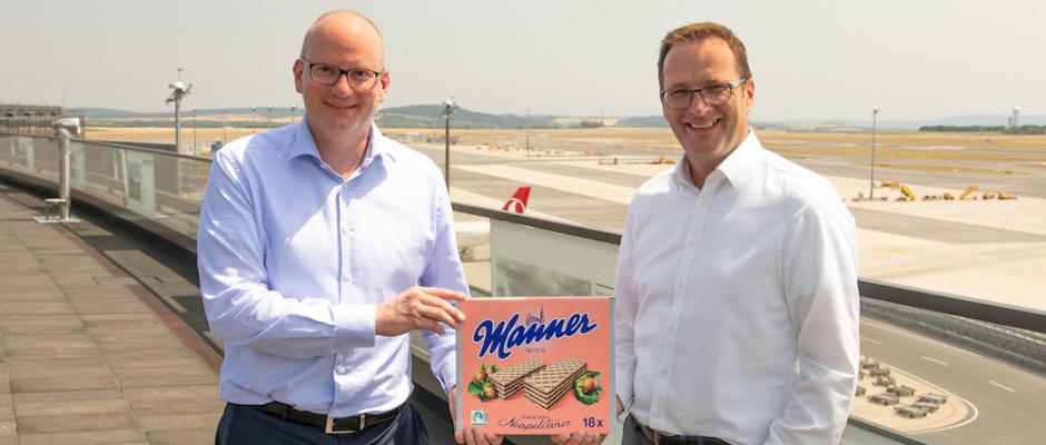 Take off mit Manner: Mag. Julian Jäger, Vorstand der Flughafen Wien AG (li.), Mag. Andreas Kutil, CEO Manner