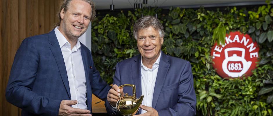 Teekanne-Geschäftsführer Thomas Göbel überreichte Prof. Peter Schröcksnadel die „Goldene Teekanne für das Lebenswerk” und bedankte sich für die über vier Jahrzehnte gehende Partnerschaft (im Bild v.l.).