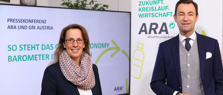 Mag. Ursula Swoboda (Commercial Director GfK Austria) und Dr. Harald Hauke (Vorstand ARA) präsentieren die neuesten Ergebnisse des „Circular Economy Barometer 2021“ und wie es um die Kreislaufwirtschaft in Österreichs Unternehmen bestellt ist.