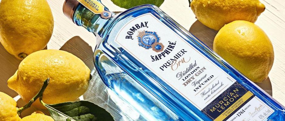 Der Premium-Gin Bombay Sapphire Premier Cru steht für absolute Spitzenqualität in Bezug auf Zutaten, Handwerkskunst und Geschmack. 