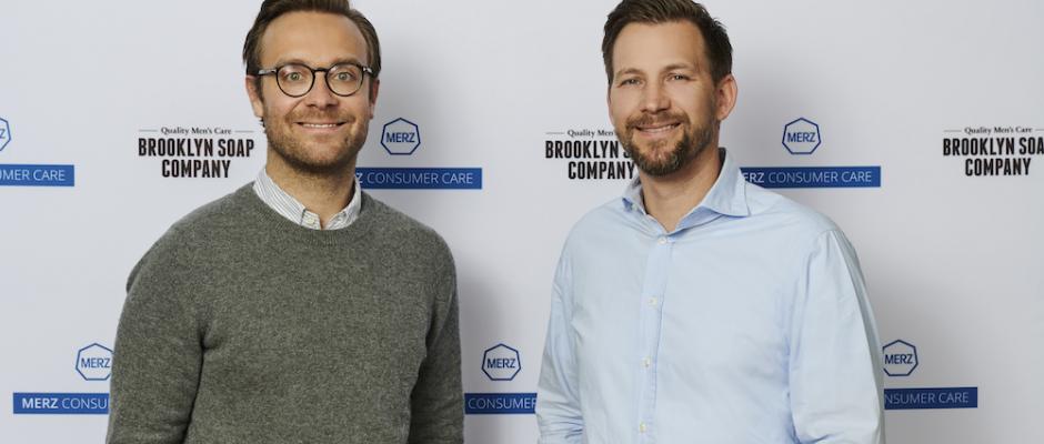 Felix Ermer (CEO und Gründer Brooklyn Soap) und Steven Potschull (Sales Director DACH/Interim CEO Merz Consumer Care)