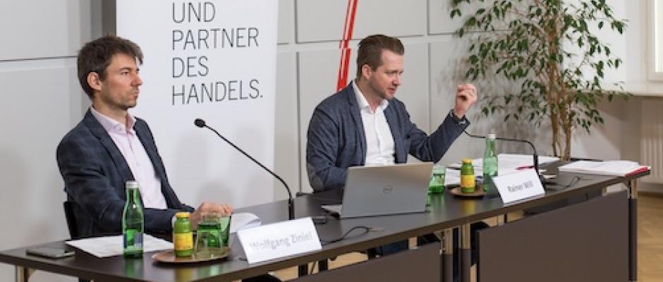 Präsentation des Jahrbuchs Handel: Wolfgang Ziniel, Projektleiter KMU Forschung Austria und Rainer Will, Geschäftsführer des Handelsverbandes (re.)