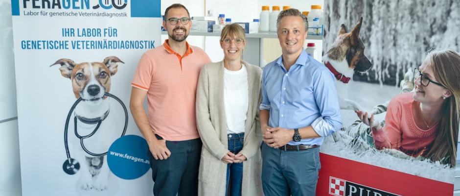 Marius Baumeister, Business Executive Officer Purina (re.), und Anja und Michael Geretschläger, Gründer Feragen
