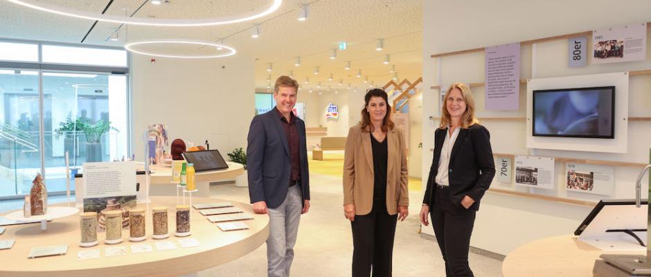 dm Geschäftsführer Thomas Köck und Petra Mathi-Kogelnik mit Projektleiterin Andrea Renezeder in der dm Welt