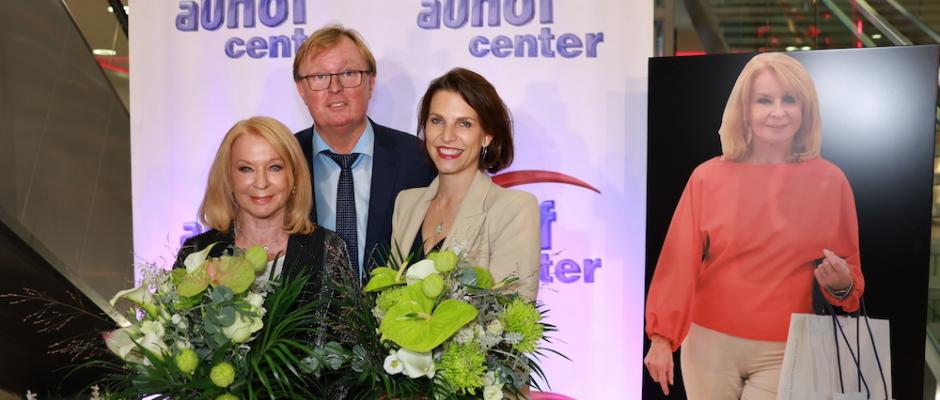 Gerda Rogers (li.) ist das neue Werbegesicht von Auhof Center, im Bild mit Auhof Center Eigentümer Peter Schaider und Ministerin Karoline Edtstadler.