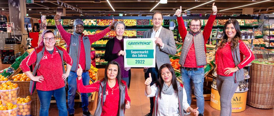 Greenpeace zeichnet Interspar erneut als „Supermarkt des Jahres“ aus. Die Auszeichnung nahm Interspar Österreich Geschäftsführer Mag. Johannes Holzleitner von Gundi Schachl, Leiterin des Marktchecks bei Greenpeace in Österreich, entgegen. Mit Ihnen freuten sich die Mitarbeitenden des Interspar-Hypermarkts in Wien-Hernals.