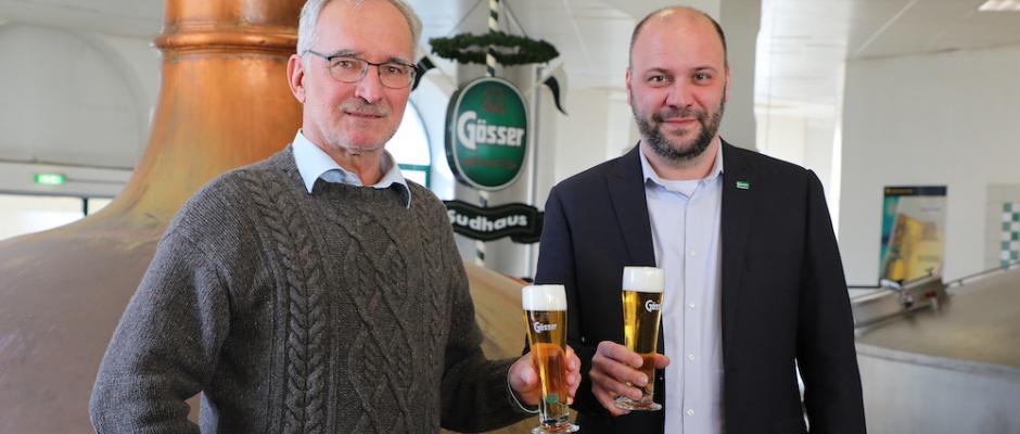 Brauerei Göss: Michael Zotter übernimmt als Braumeister. Andreas Werner, Braumeister Region Süd bei der Brau Union Österreich, stößt mit dem neuen Gösser Braumeister Michael Zotter auf eine gute Zusammenarbeit an.