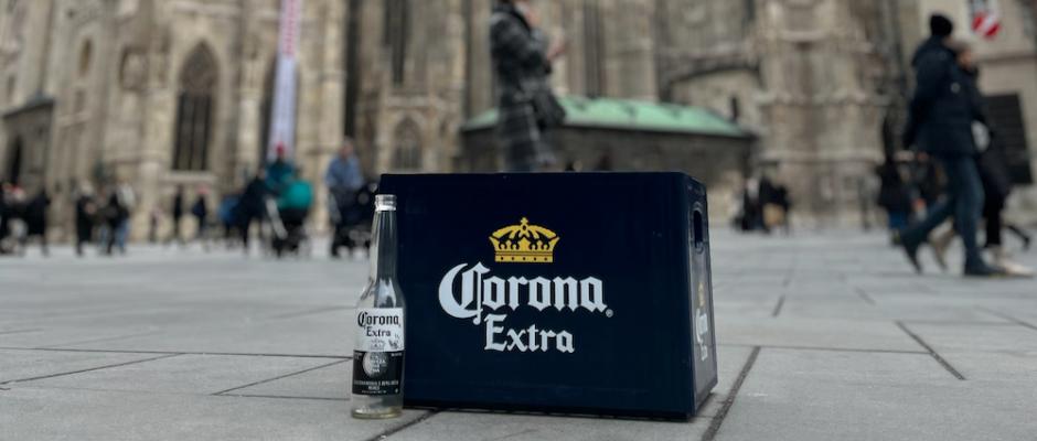 Seit Jänner 2023 wird Corona-Bier in Österreich nur mehr in Pfandflaschen ausgeliefert.