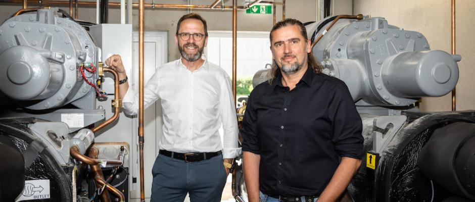 Dank einer neuen Wärmepumpenanlage stehen die Gaskessel im dm Verteilzentrum in Enns still. Im Bild v.l.n.r: Stefan Heiglauer (dm Geschäftsführer) und Johannes Staudecker (Abteilungsmanager Facility Management im dm Verteilzentrum Enns).