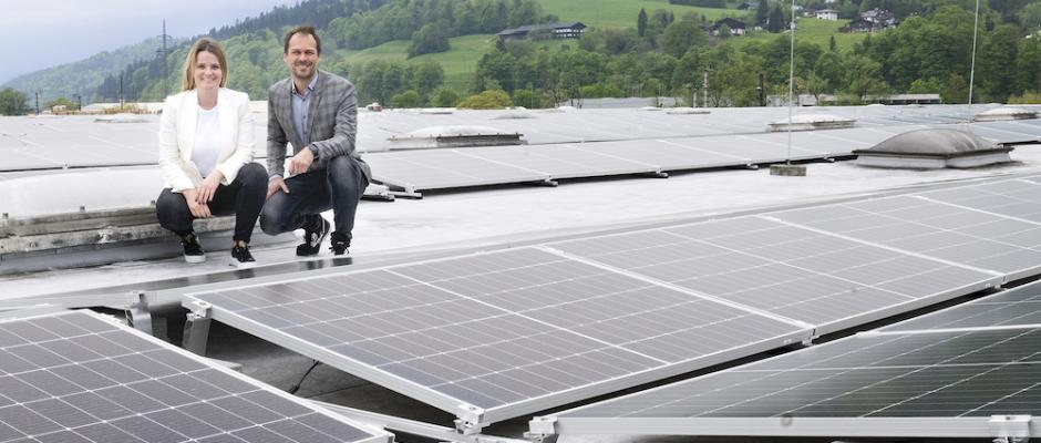 Spar-Geschäftsführerin Patricia Sepetavc und Logistikleiter Florian Peer freuen sich über die neue Hightech-Photovoltaikanlage.