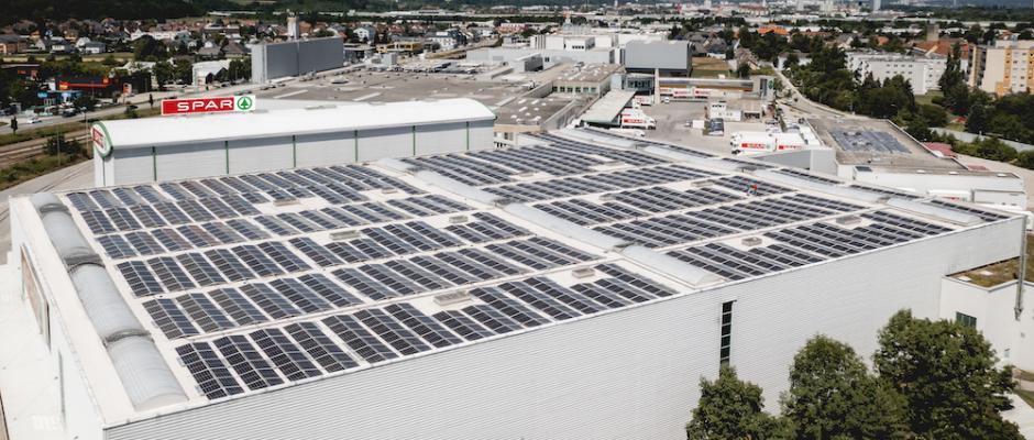 Die Photovoltaikanlage am Dach des SPAR-Zentrallagers in St. Pölten produziert jährlich über 1.000 MWh Strom.