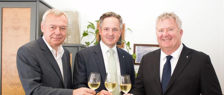 Weinernte 2023: v.l.n.r.: Josef Glatt (Direktor Österreichischer Weinbauverband), Johannes Schmuckenschlager (Österreichischer Weinbaupräsident), Chris Yorke (Geschäftsführer ÖWM)