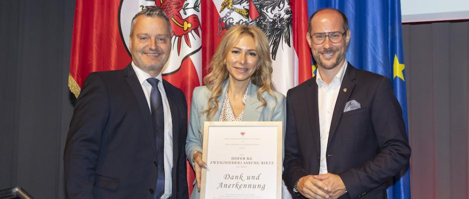 Die Hofer Zweigniederlassung Rietz erhielt die Ehrung „Tiroler Traditionsbetriebe“ - überreicht vom Tiroler Wirtschaftslandesrat Mario Gerber (3.v.l.)