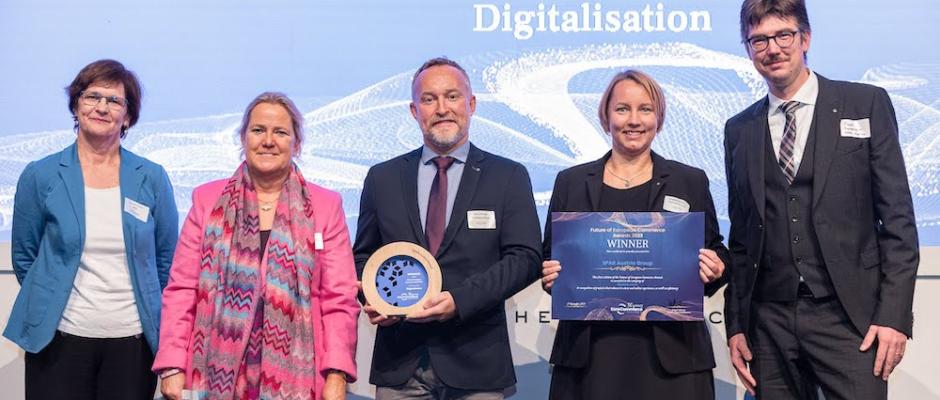 Spar erhält den Retail Innovation award: v.r.n.l.: Frank Kronemann, Elisabeth Blaickner, Oskar Preinfalk nahmen für Spar Österreich die Auszeichnung entgegen.