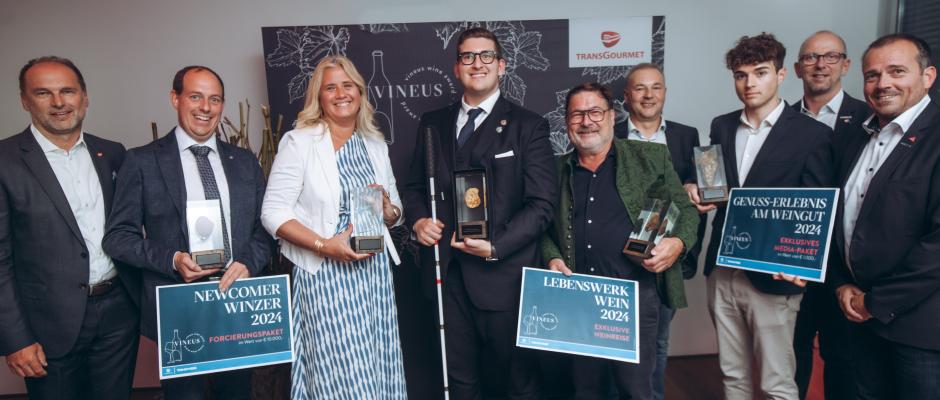 Die Gewinner des Vineus 2024 (v.l.n.r.): Transgourmet-GF Thomas Panholzer, Stefan Gilg (Newcomer Winzer), Angelika Ponecz (Weitzer Betriebe, Trinkwerk-Goliath), Moritz Huth (Newcomer Sommelier), Willi Sattler (Lebenswerk), Erwin und Lorenz Tschermonegg (Genuss Erlebnis am Weingut) sowie Andreas Hayder und Gerald Santer