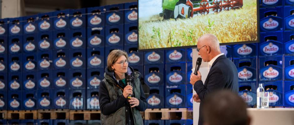 Barbara Widner, Obfrau der Erzeugergemeinschaft Edelkorn im Gespräch mit Zwettler-Marketingchef Rudolf Damberger