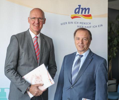 dm Bilanz-Pressekonferenz 2017/18 in Salzburg Martin Engelmann, Vorsitzender der dm Geschäftsführung, und Manfred Kühner, Stellvertretender Vorsitzender der dm Geschäftsführung (v.l.).