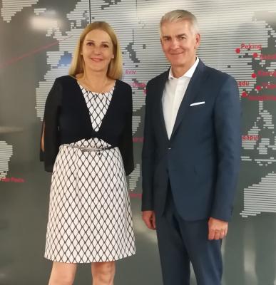 Iris Thalbauer, Geschäftsführerin der Bundessparte Handel der Wirtschaftskammer Österreich (WKÖ), mit Handelswissenschafter Prof. Thomas Rudolf 