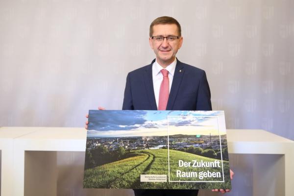 OÖ Wirtschaftslandesrat Markus Achleitner sagt dem Bau auf der Grünen Wiese den Kampf an.