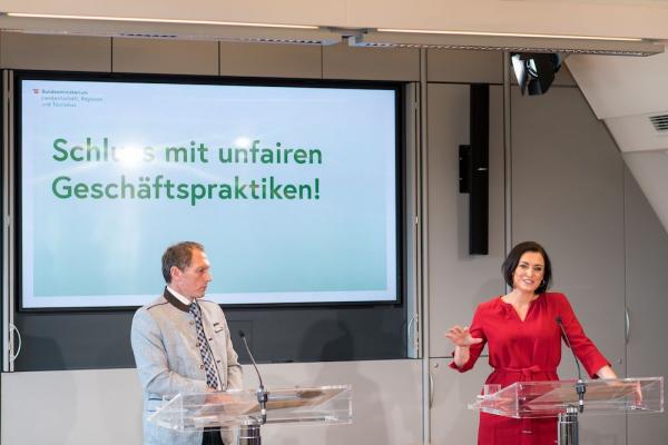 Am 30.09.2021 gab Bundesministerin Elisabeth Köstinger gemeinsam mit Landwirtschaftskammer-Präsident Josef Moosbrugger eine Pressekonferenz mit dem Titel "Schluss mit unfairen Geschäftspraktiken!" in Wien.