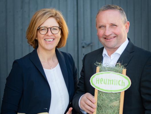 Christiane Mösl, Geschäftsführerin der ARGE Heumilch, und Obmann Karl Neuhofer ziehen für 2021 eine positive Bilanz. 