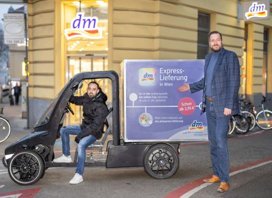 dm testet Express-Zustellung per Lastenrad in Wien, im Bild: dm Geschäftsführer Harald Bauer (re.)