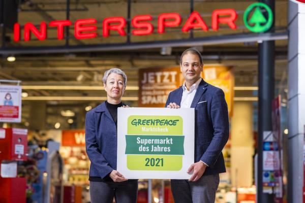 Mit zwei von acht ersten Plätzen und sonst ausschließlich Stockerl-Platzierungen ist INTERSPAR beim Greenpeace-Marktcheck als klarer Sieger hervorgegangen und erreicht damit Platz eins im Jahres-Ranking von Greenpeace. 
