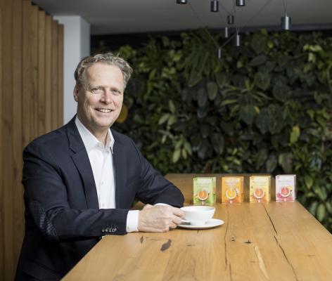 Teekanne-Geschäftsführer Thomas Göbel blickt auf ein erfolgreiches Geschäftsjahr zurück, ist aber aufgrund von weltweiten Teuerungen sowie Verknappungen bei Rohstoffen mit einer herausfordernden Ertragssituation konfrontiert.