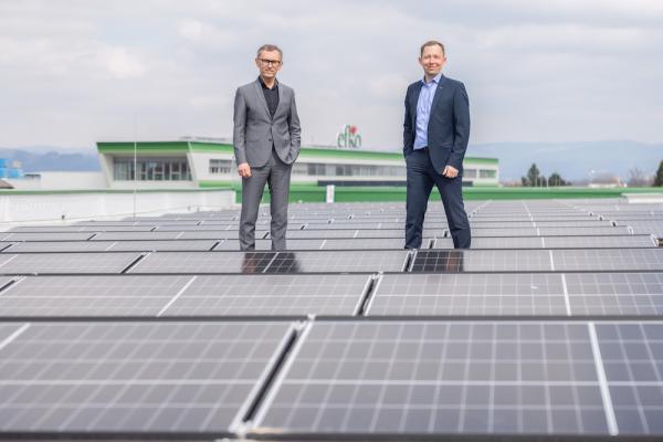 efko setzt auf erneuerbare Sonnenenergie: efko-Geschäftsführer Klaus Hraby (links) und DI (FH) Bernhard Stöhr (rechts) verwirklichen den nächsten großen Schritt in der Nachhaltigkeitsstrategie von efko. 