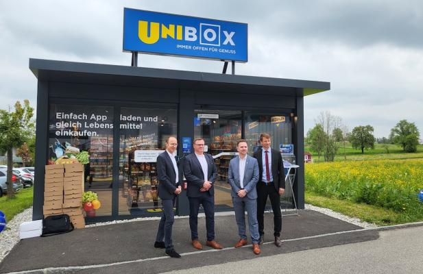 1 Jahr Unibox: v.l.: Dkfm. Andreas Haider (Eigentümer UNIGRUPPE), Thomas Ahörndl (Bürgermeister Dorf an der Pram), Alexander Palnik (Syreta) und Univ.-Prof. Dr. Christoph Teller (JKU)